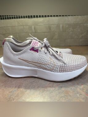 Nike Interact Run Womens 10 Platinum Violet Pink Knit Running Shoes